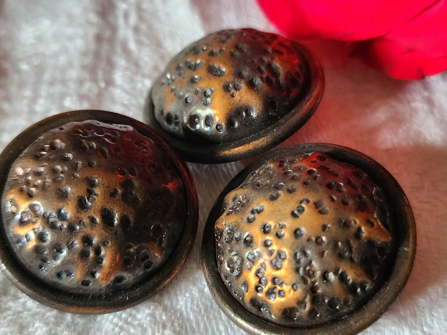 Trio boutons vintage en métal bombé cuivré gros 2,4 cm ref 563