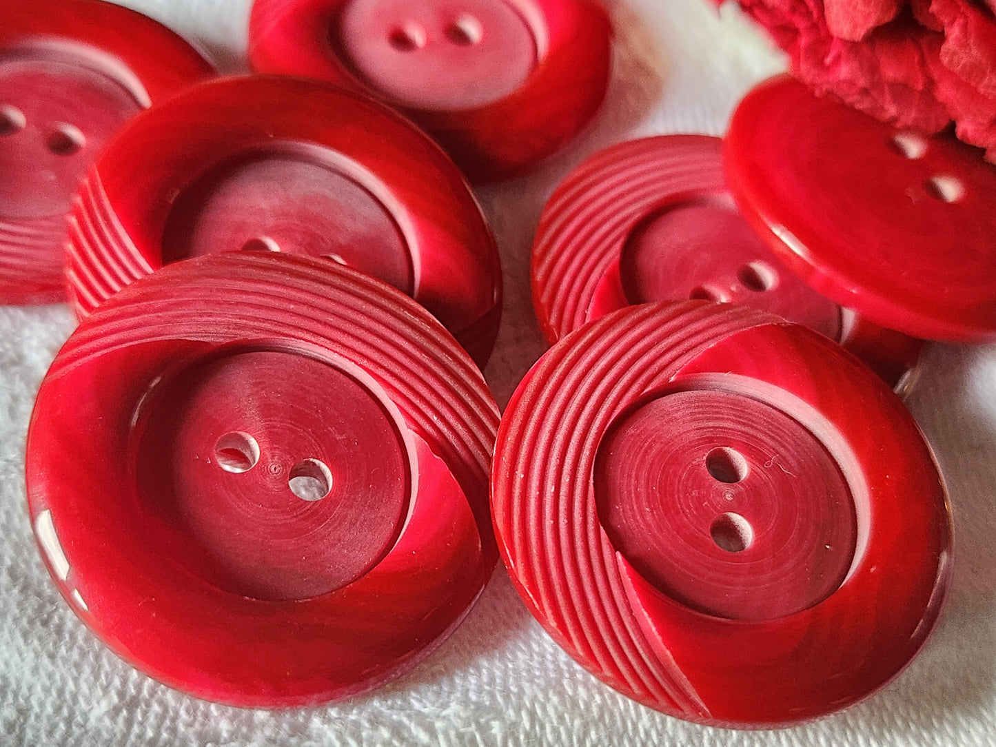 Lot 6 gros boutons vintage rouge travaillé trous 2,8 cm ref 2229