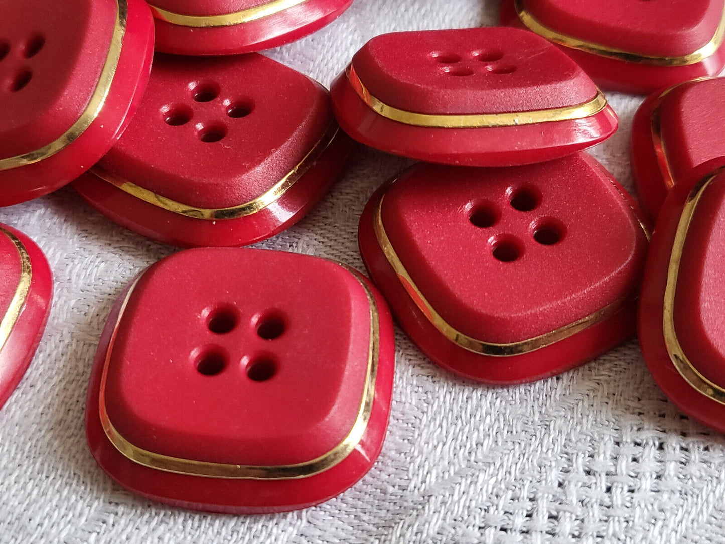 Lot 6 gros boutons vintage rouge doré à trous diamètre 2,6 cm ref 5499