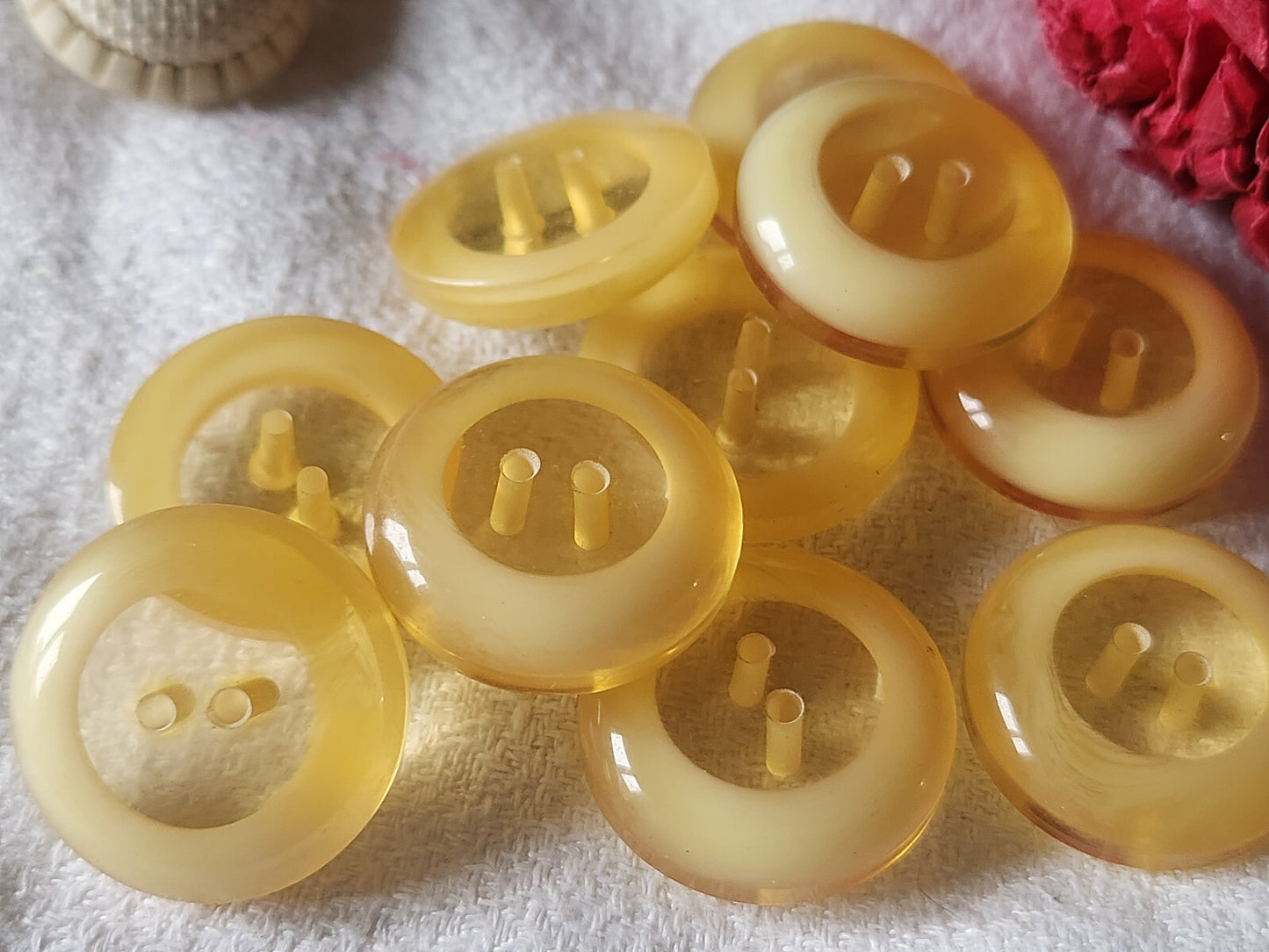 Lot 5 gros boutons vintage bombé beige jaune 2,5 cm trous epais ref 585
