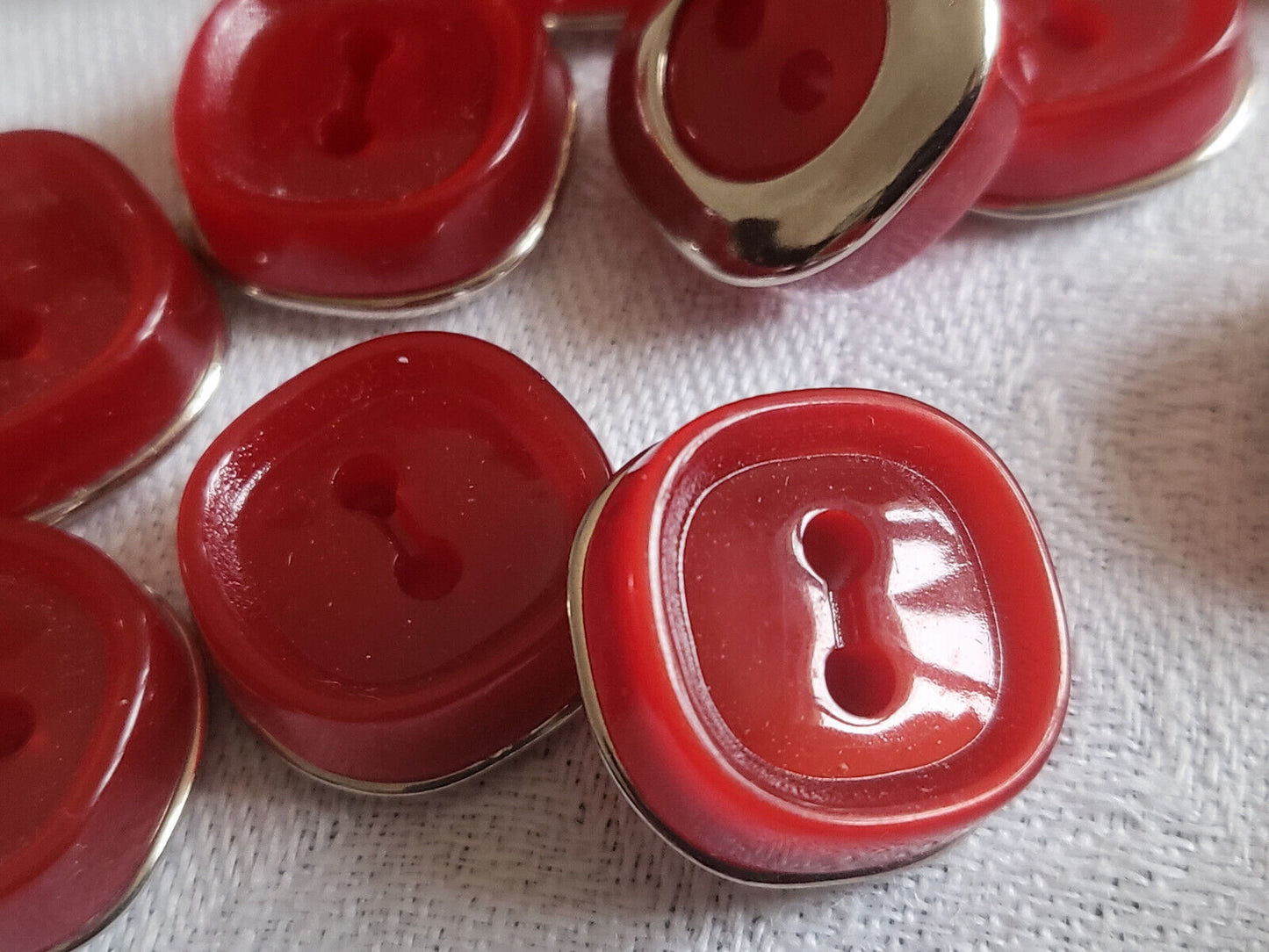 Lot 12 boutons vintage rouge et argenté haut à trous 1,7 cm ref 4966