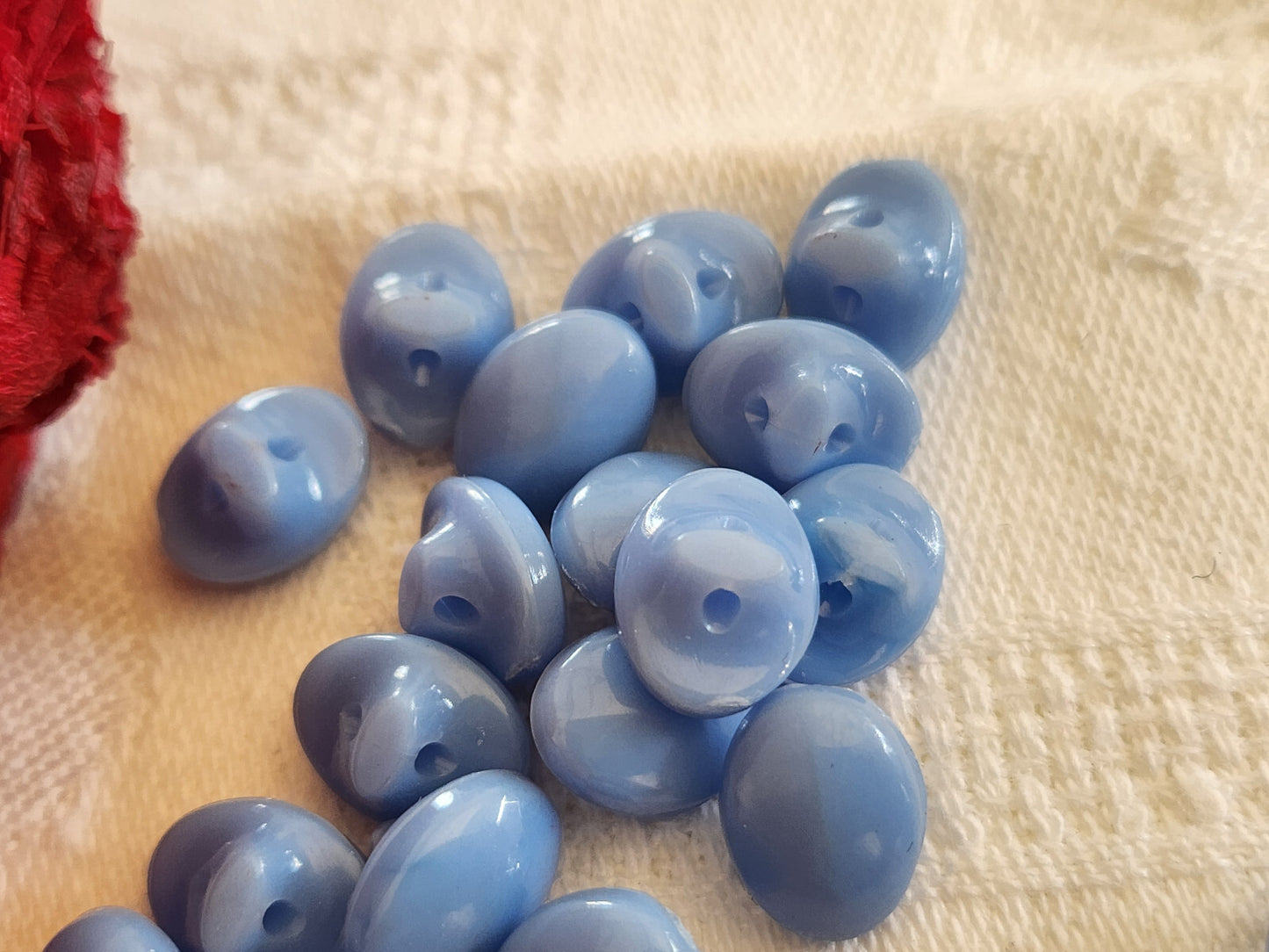 Lot 16 mini boutons vintage bleu 0,7 sur 1 cm pied plastique ref 127