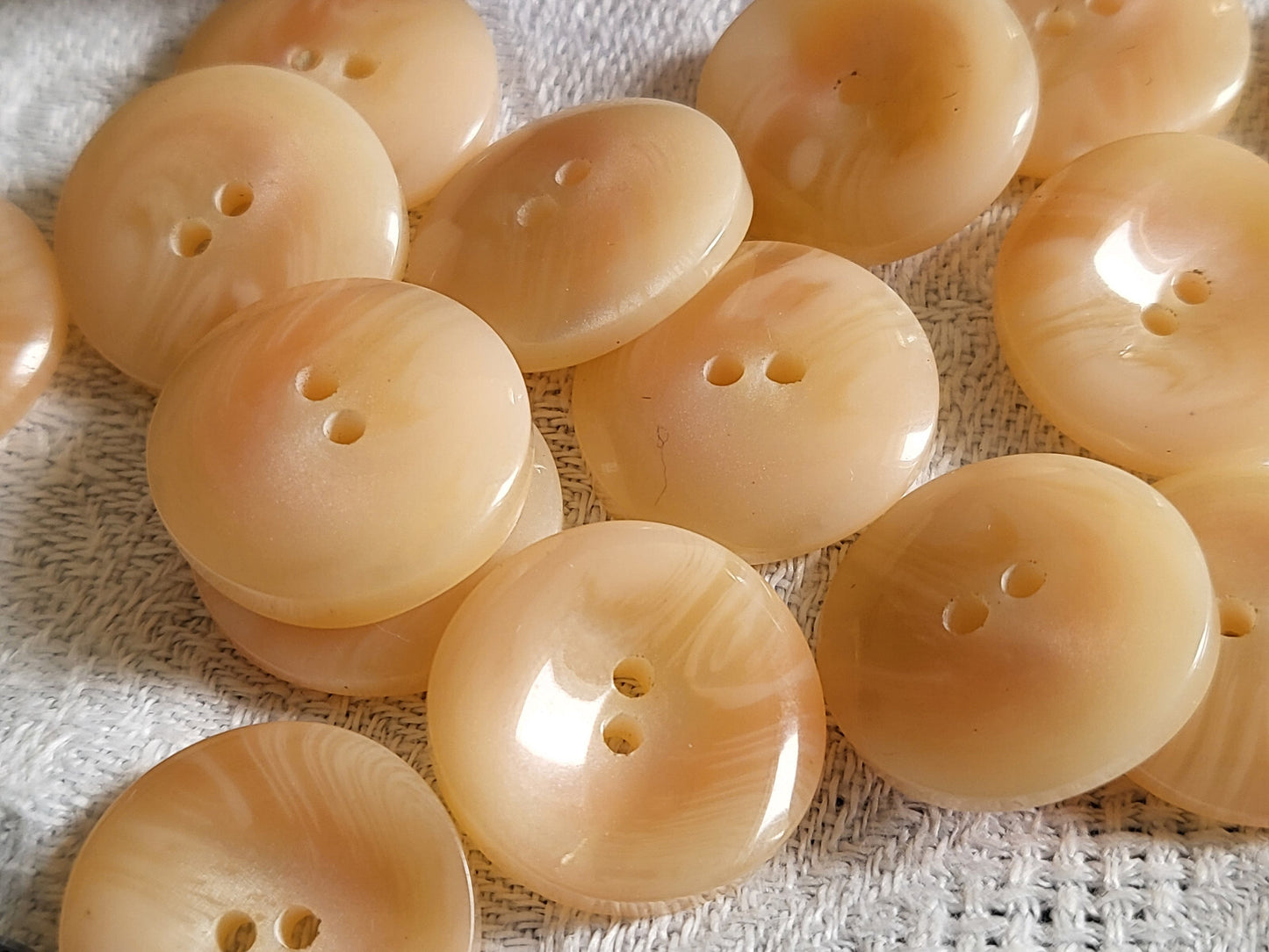 Lot 14 boutons vintage veiné rose saumon 1,7 cm à trous ref 5340