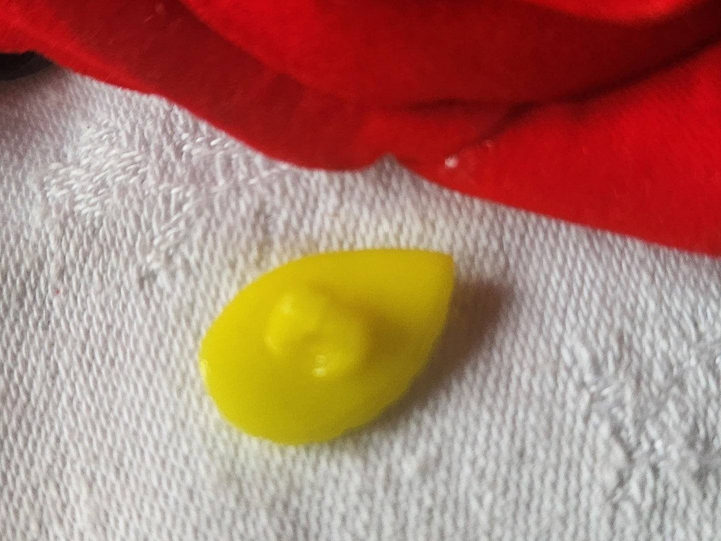 Bouton ancien en verrejaune feuille travaillé vintage 1,2 sur 1,8 cm D9L