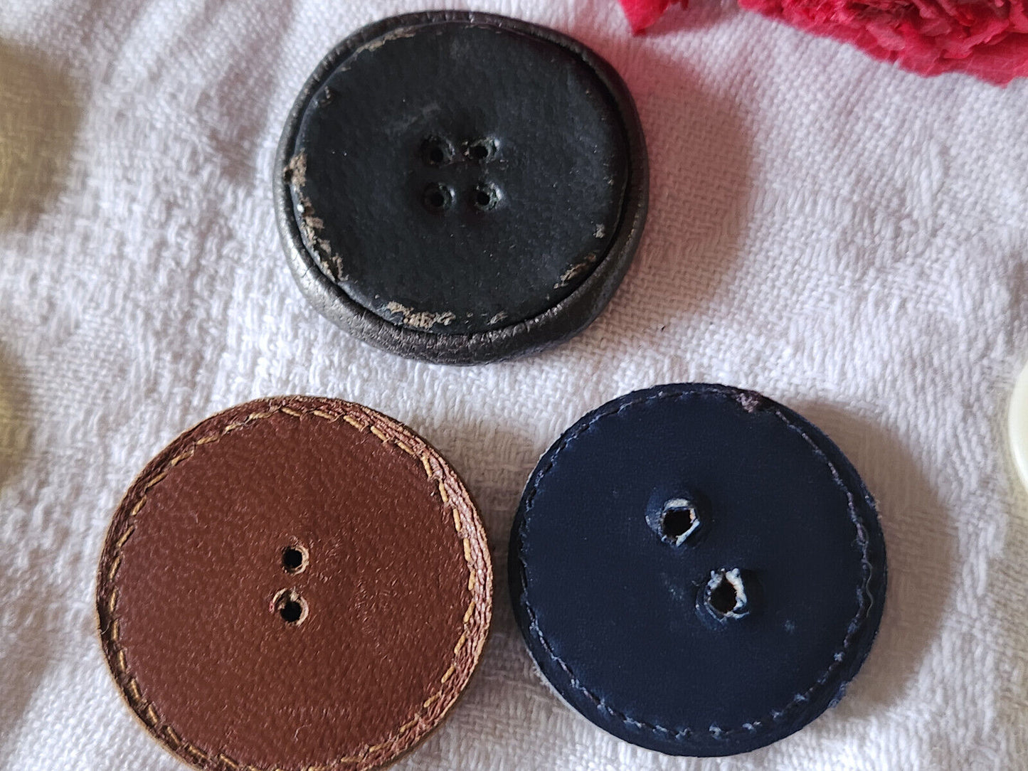 Trio gros boutons vintage en cuir 3,1 à 3,3 cm jamais utilisé trous ref 2200