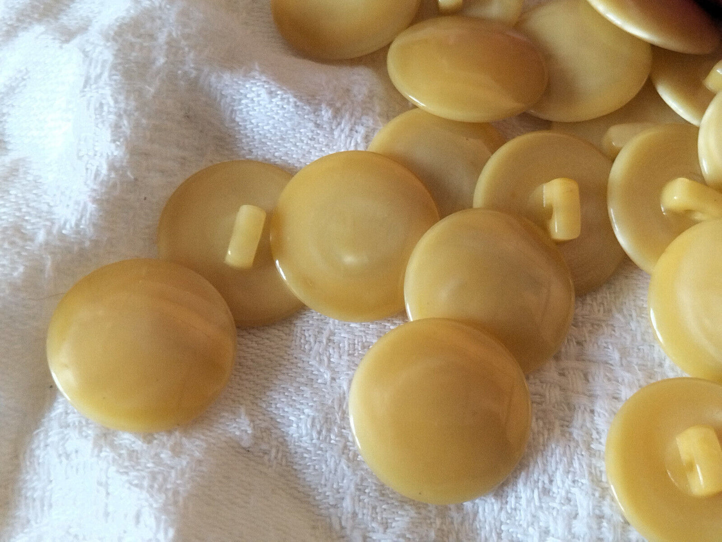 Lot 20 boutons vintage beige lisse à pied 1,8 cm ref 108