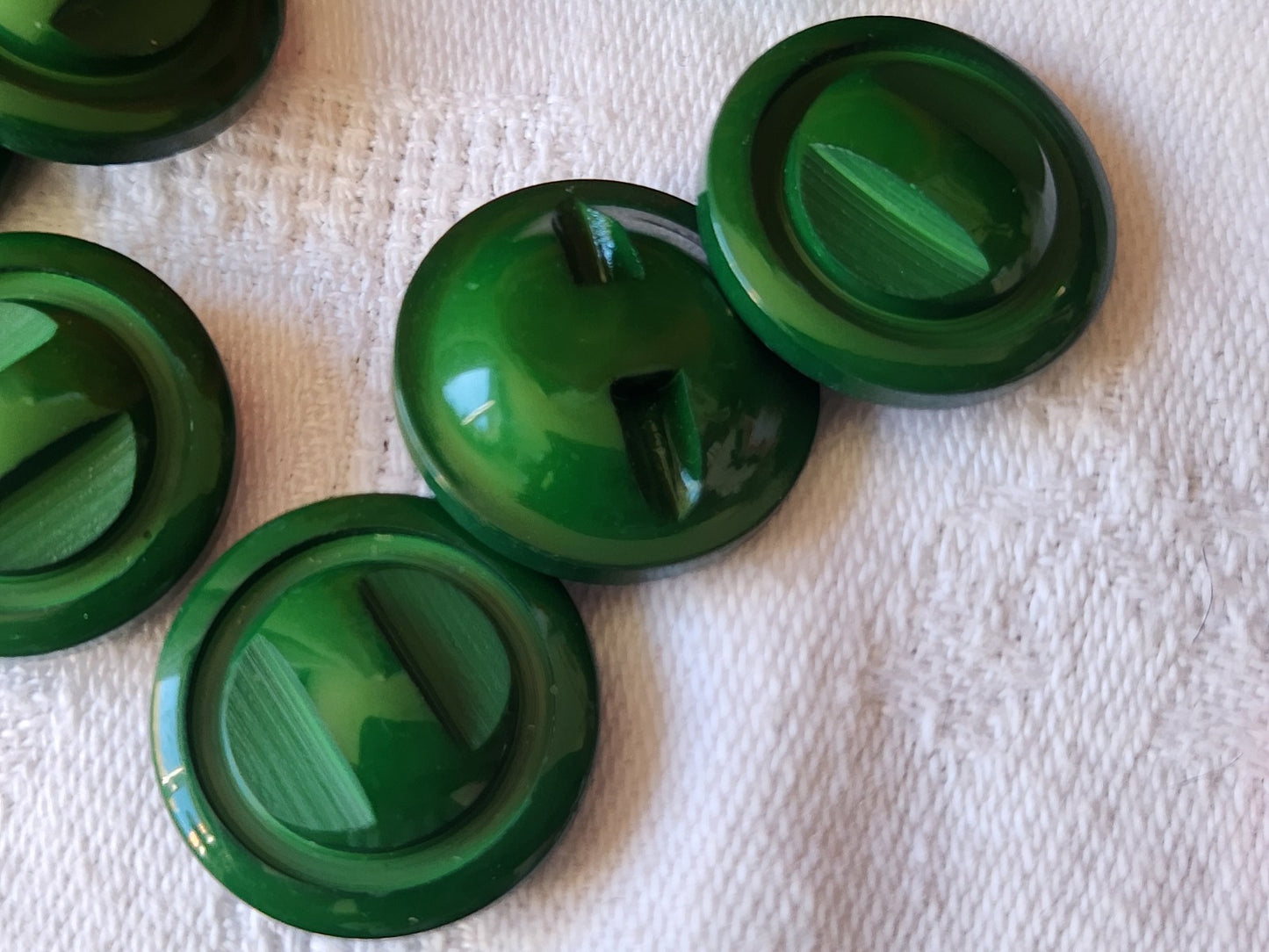 Lot 10 boutons vintage vert travaillé à pied 1,9 cm ref 5016