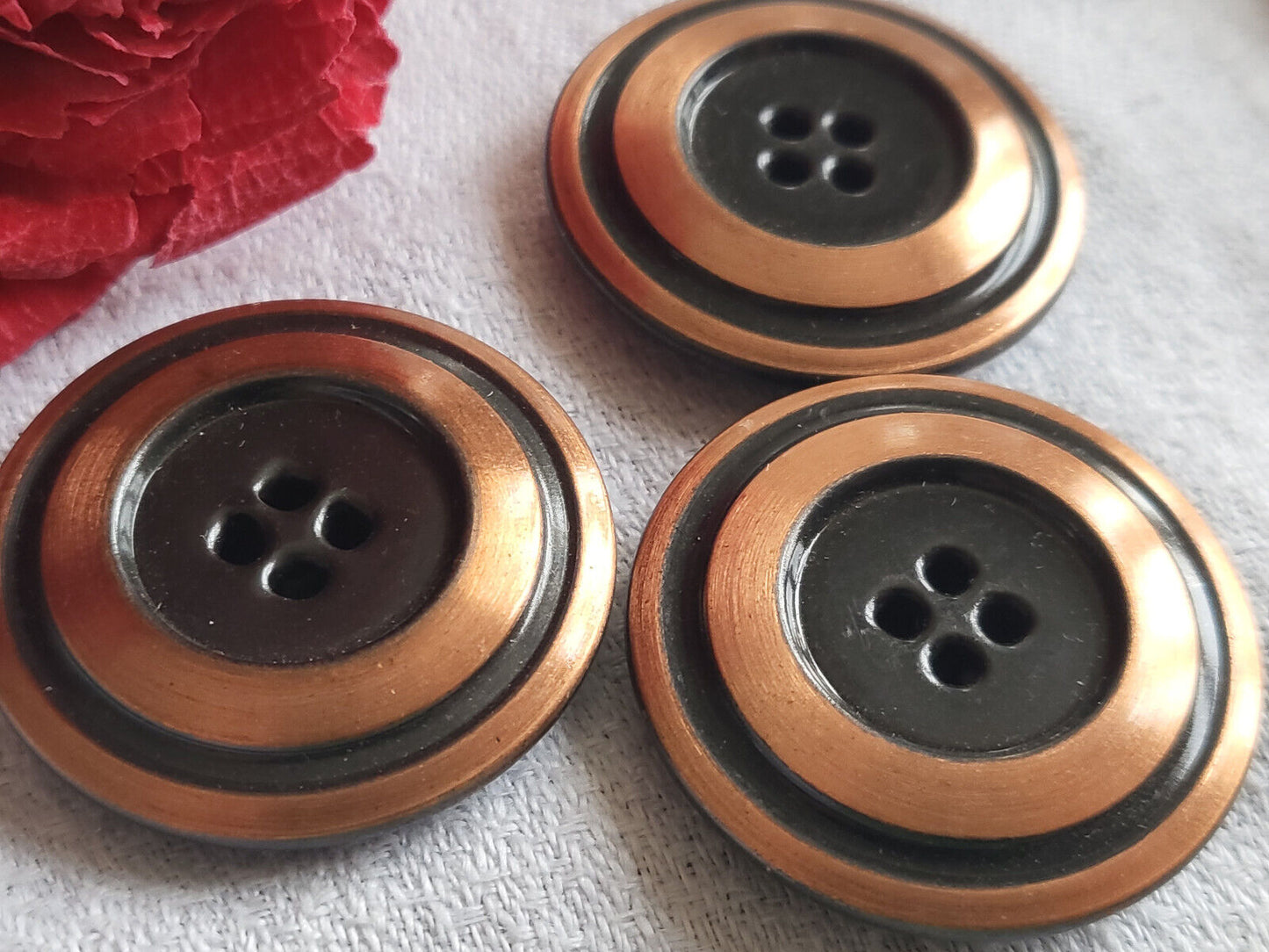 trio gros boutons vintage métal leger effet cuivre diamètre 3,1 cm ref 924