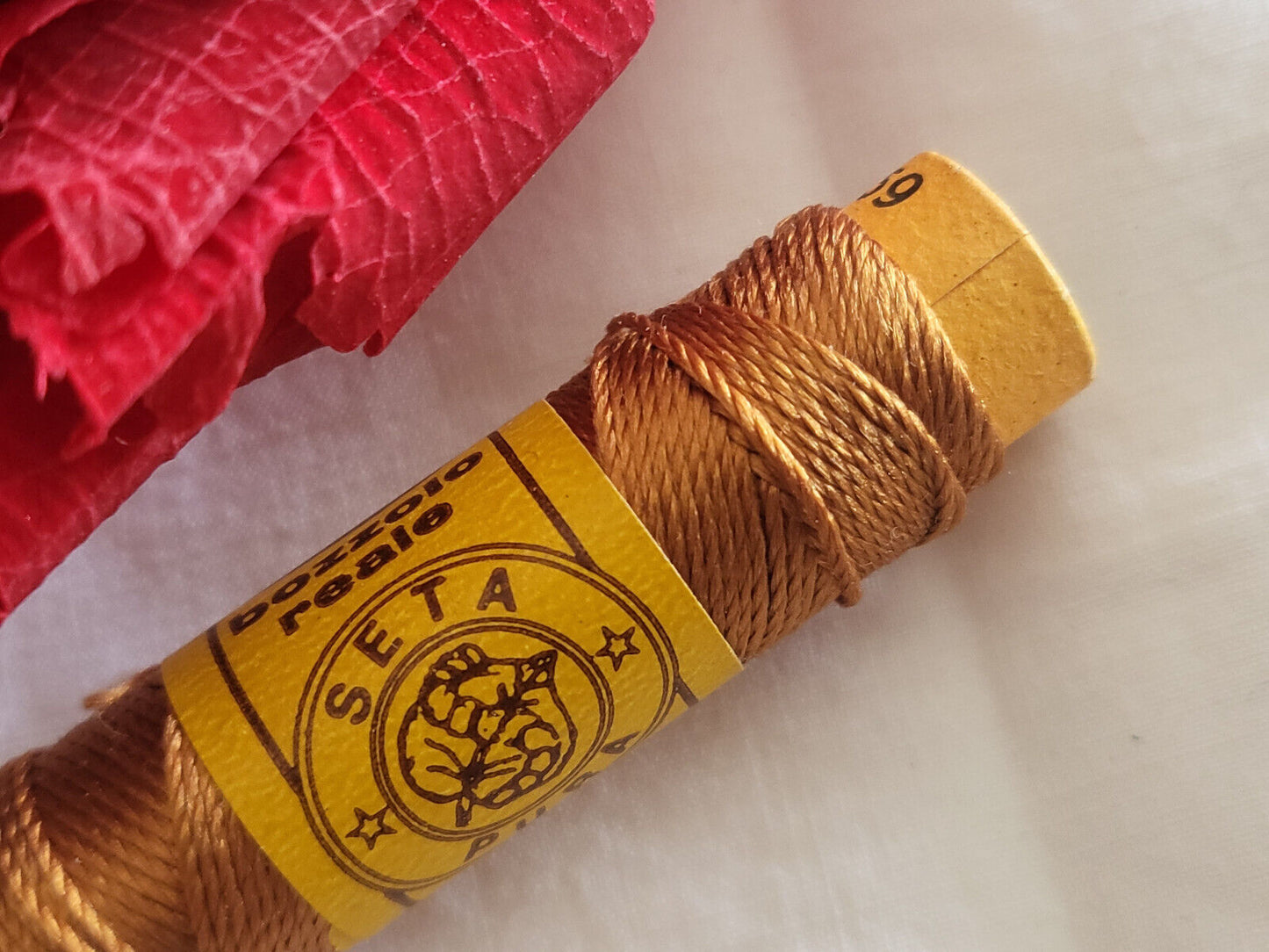 Bobine ancienne pur fil de soie vintage marron broderie n°153 T5