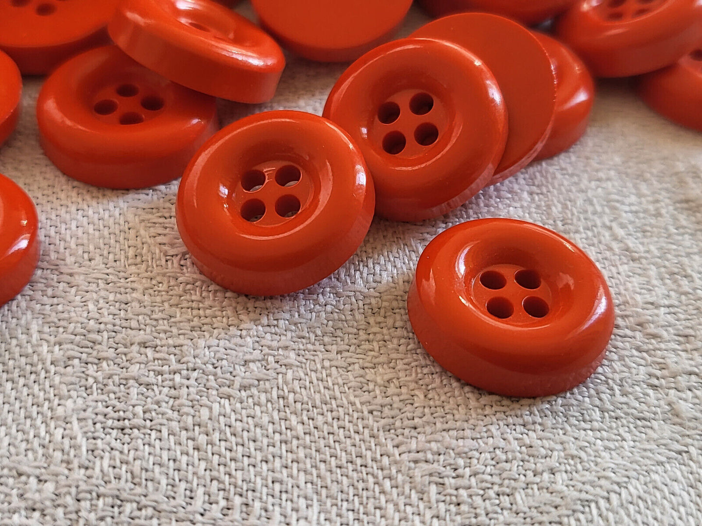 Lot 24 / 30 /36 petits boutons vintage orange épais 4 trous 1,1 cm à 1,4 cm