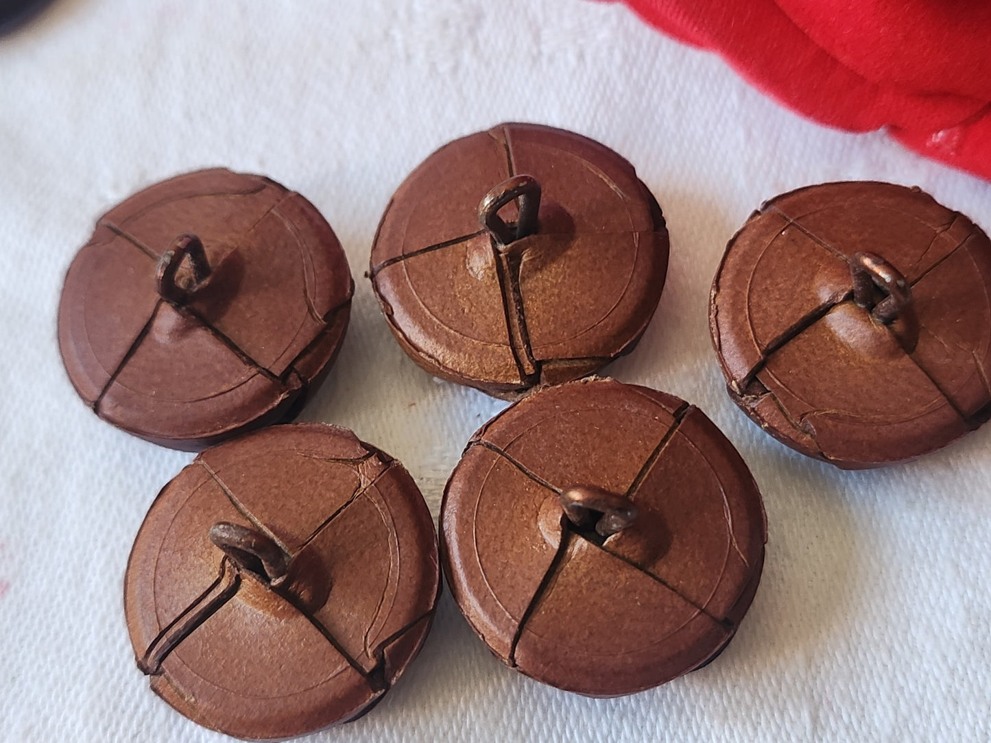 Lot 5 gros boutons anciens en cuir marron à pied 2,3 cm ref 2610