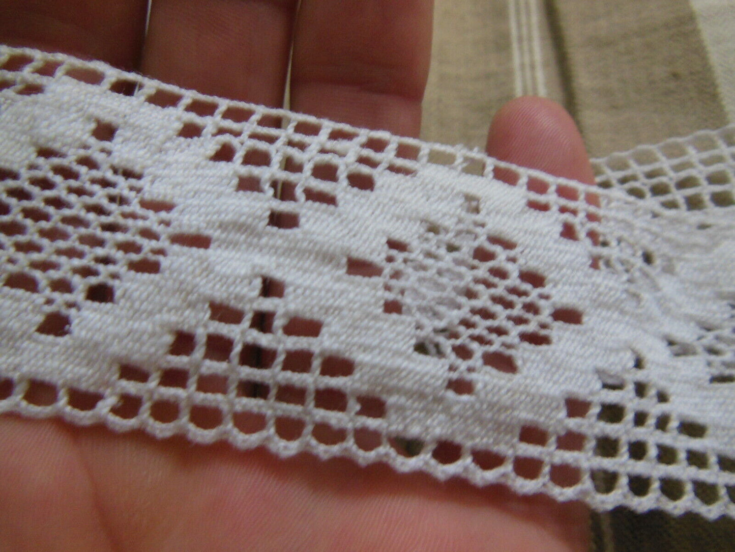 Dentelle large ancienne coton entre deux main 1 métre 15 sur 4 cm T14-75