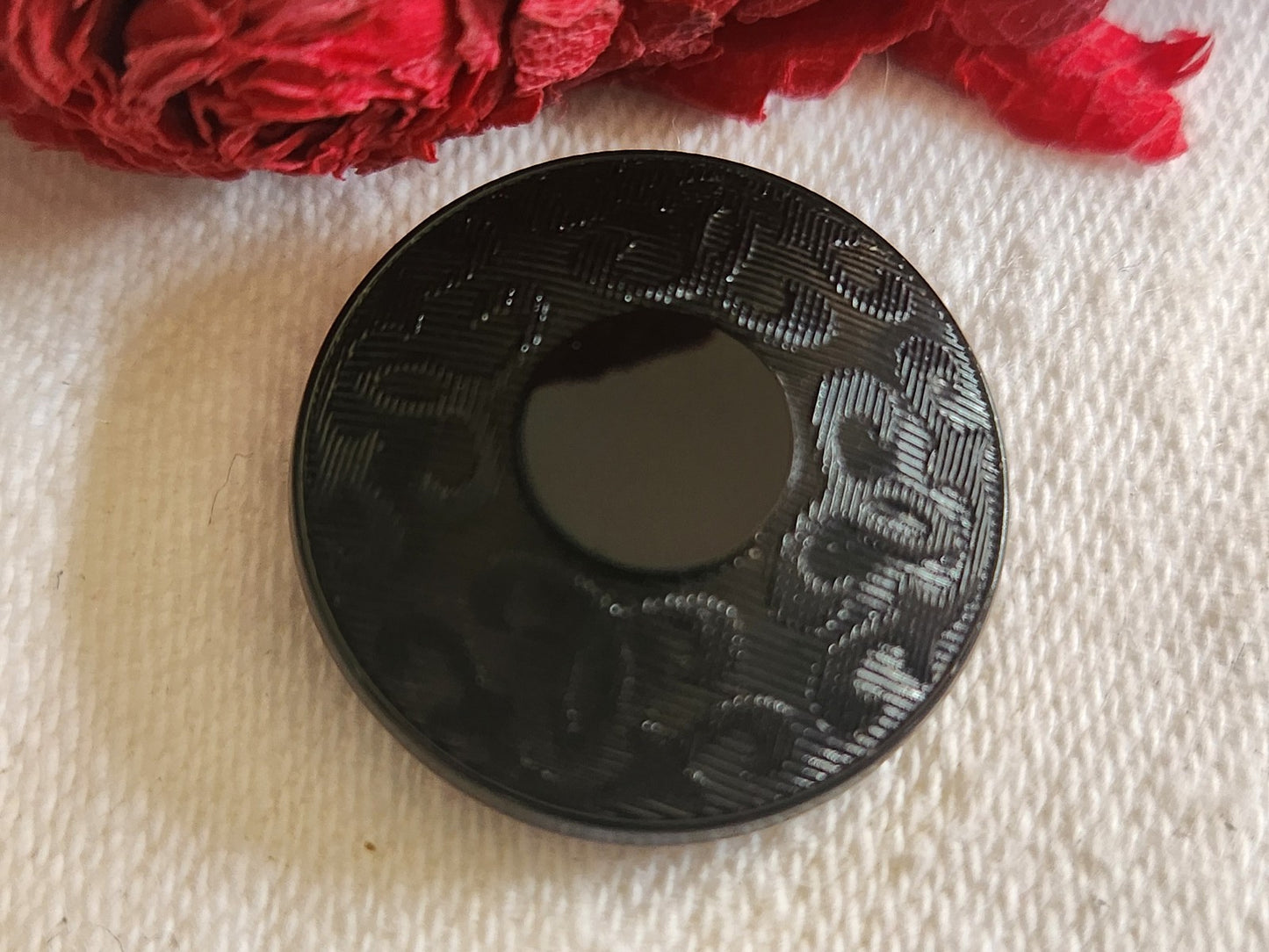 Bouton vintage en verre noir damas travaillé 2,2 cm pied metal G7L