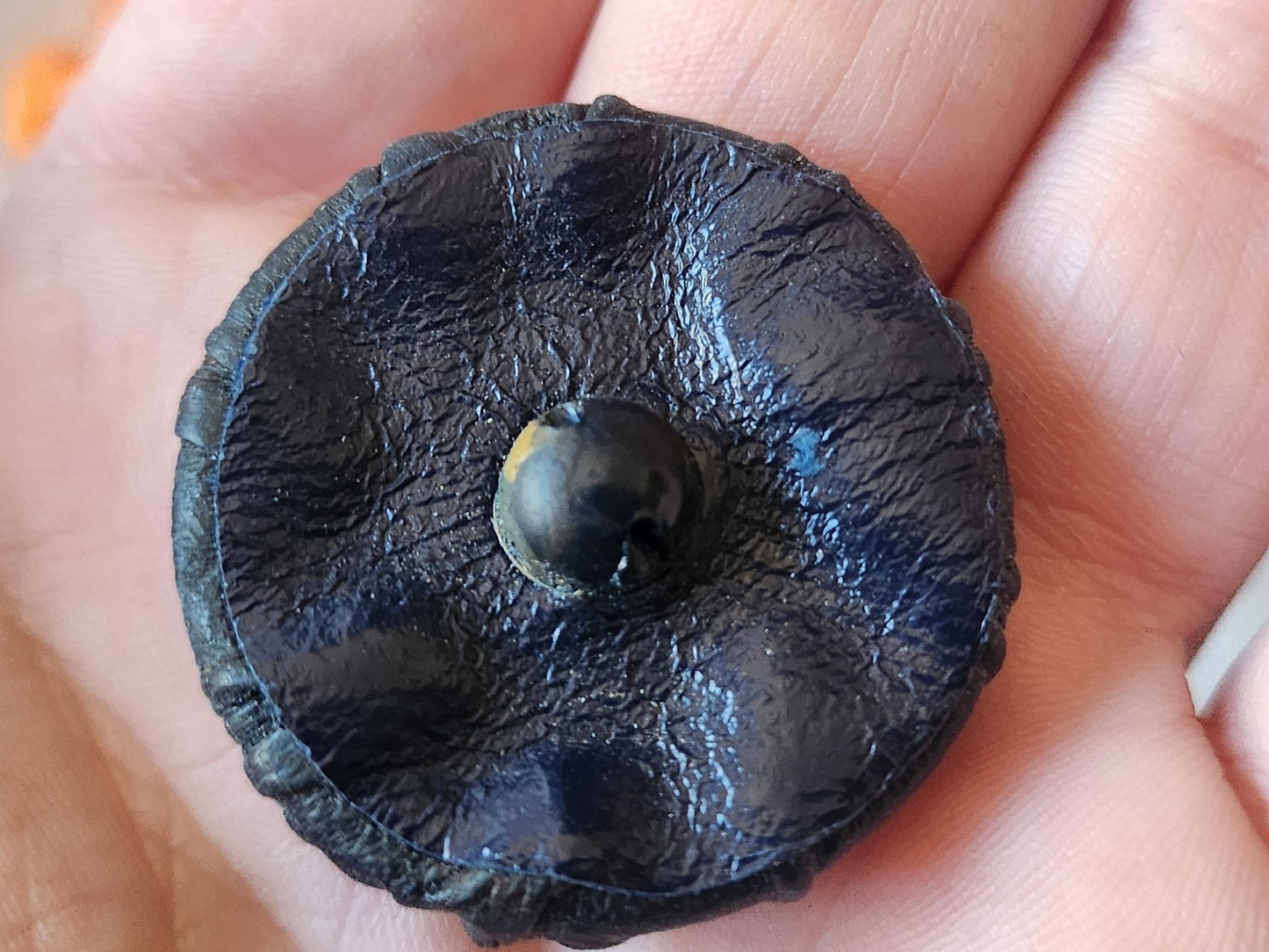 Gros bouton ancien en cuir 3,3 cm effet froissé parurier collection D2K