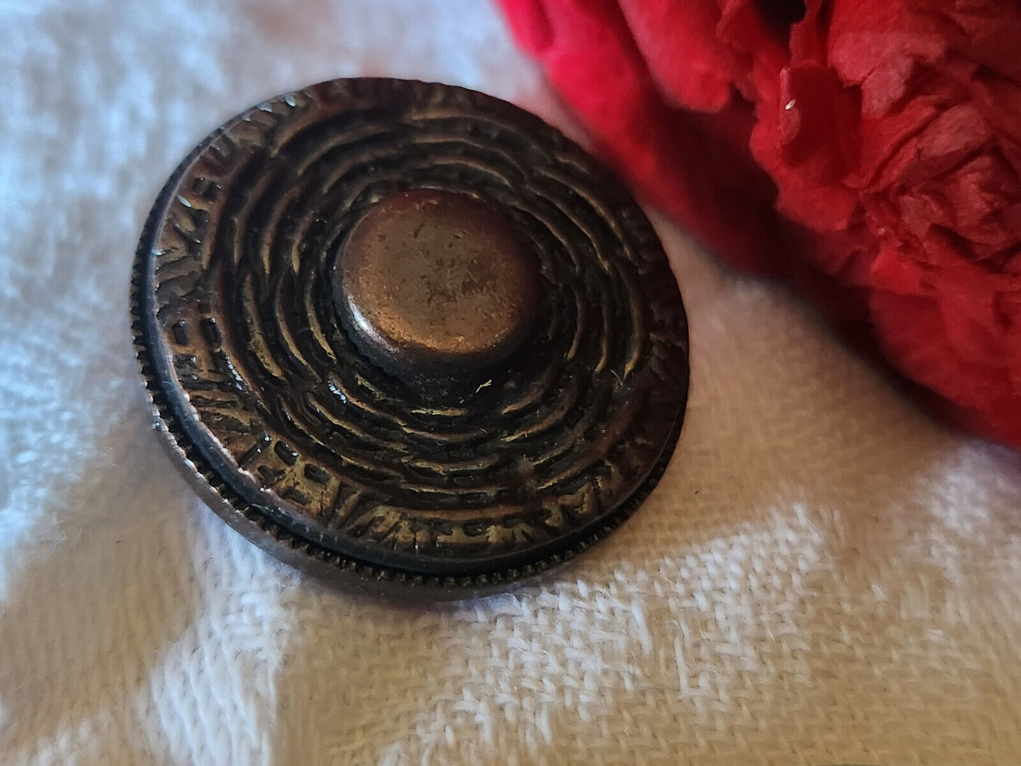 Ancien bouton en métal cuivré creux travaillé à pied 2,5 cm D2B