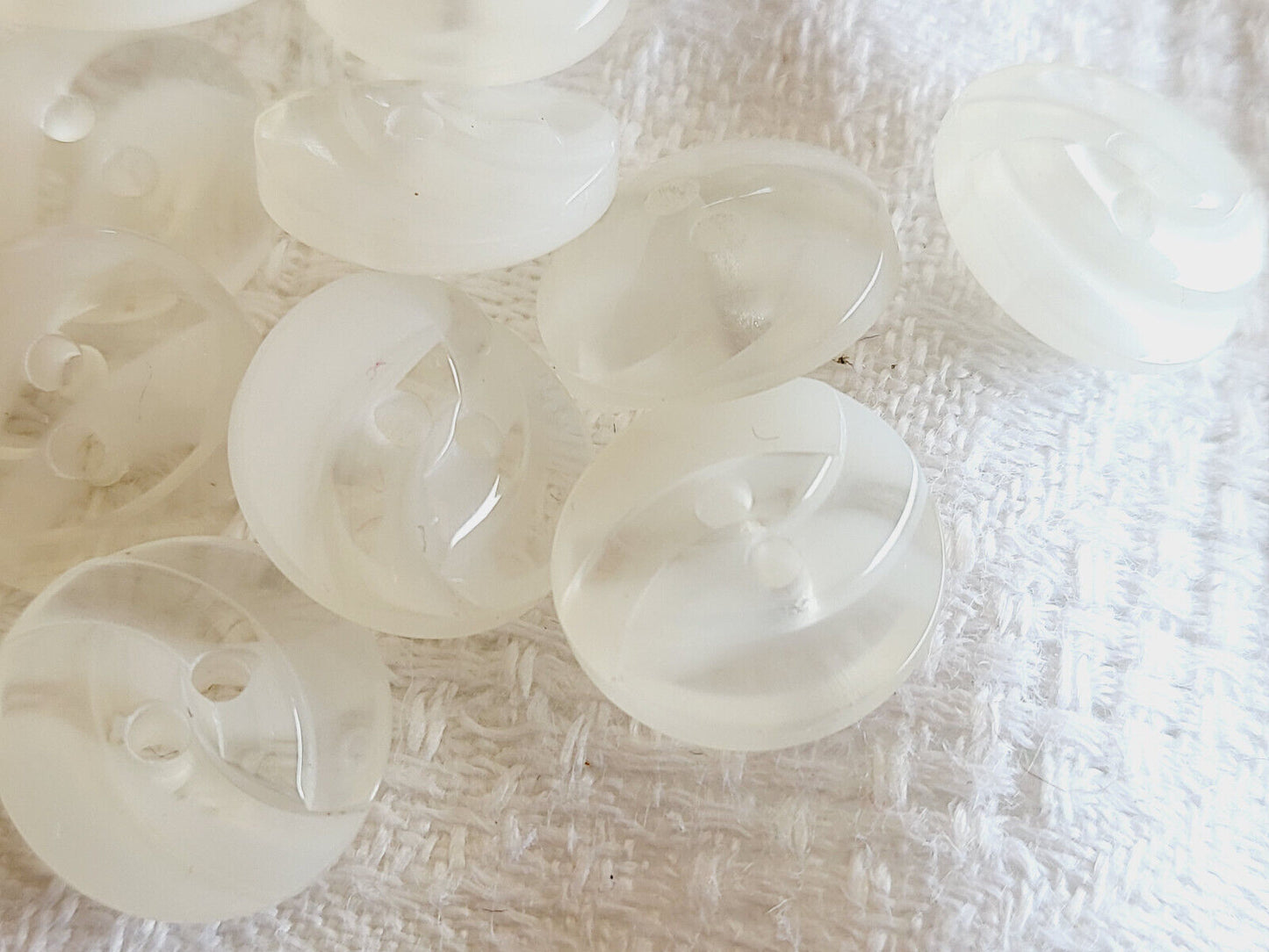 Lot 17 petits boutons vintage blanc transparent à trous 1,3 cm ref 603