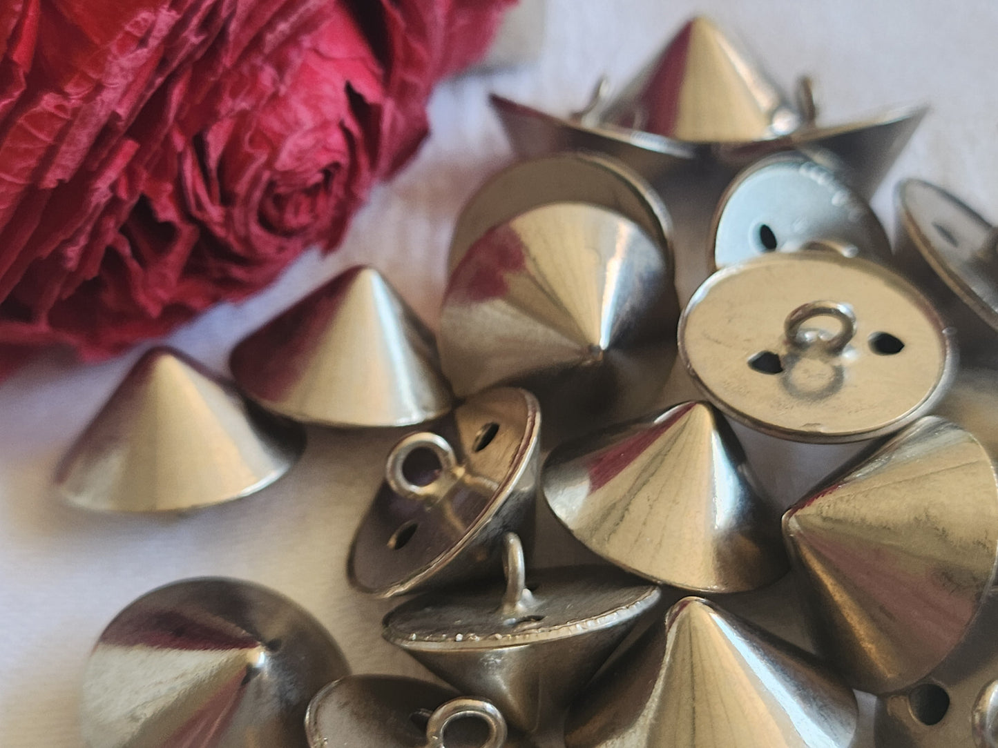 Lot 6 boutons vintage en métal argenté dome pyramide pied 1,7 cm ref 575