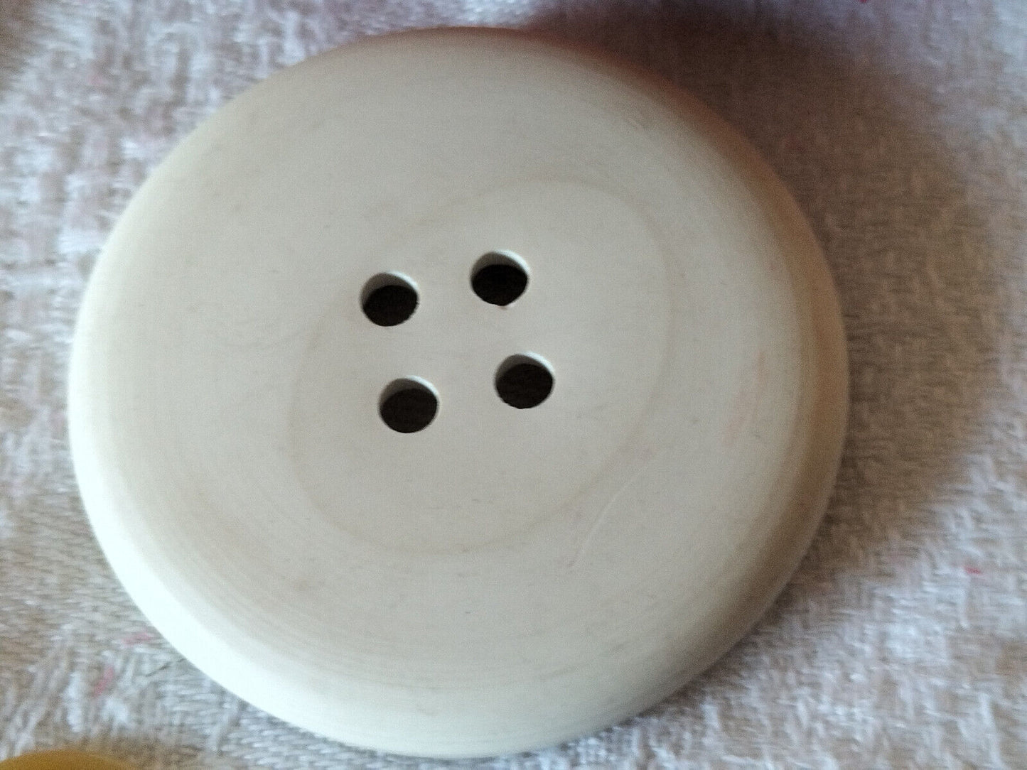 Gros bouton ancien vintage noir texturé 4,4 cm ou 44 mm XXL ref 104