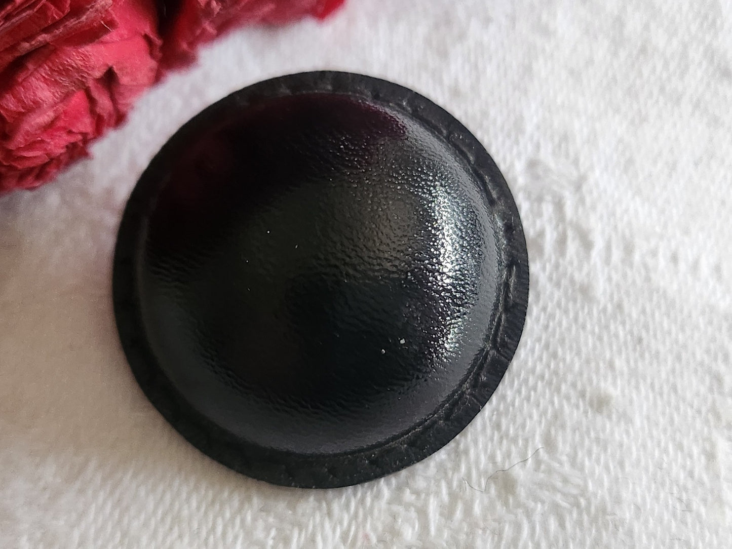 Ancien bouton en cuir noir bombé collection 2,8 cm G8N