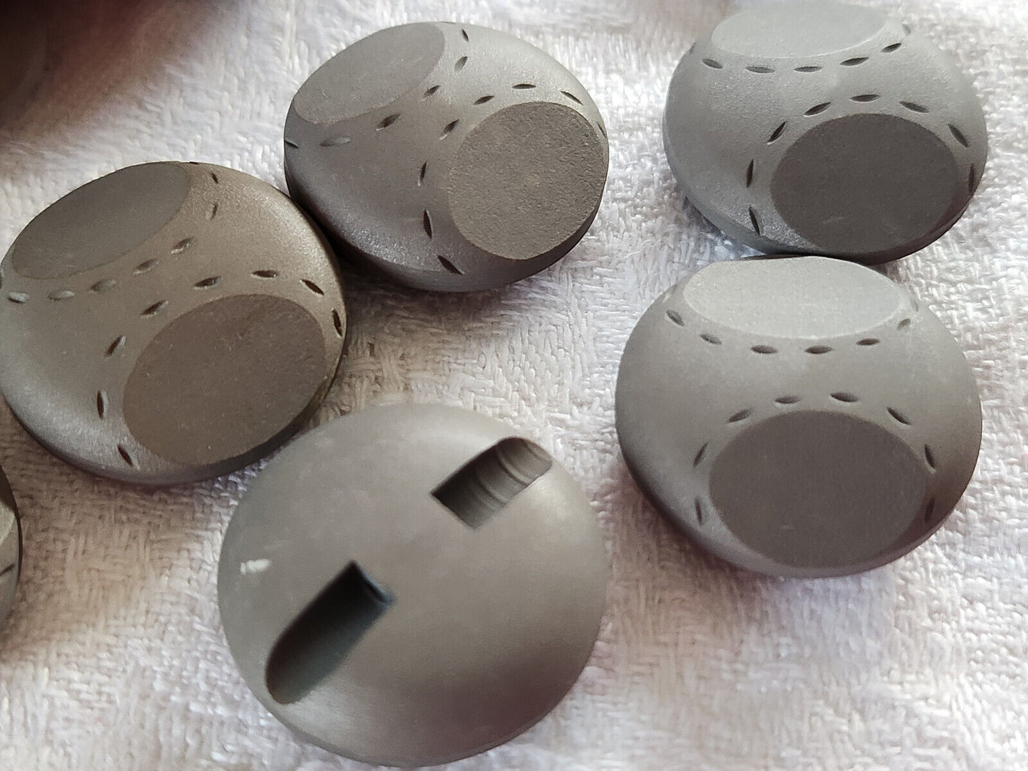 Lot 6 boutons vintage gris mat effet couture pied 2,2 cm ref 2566