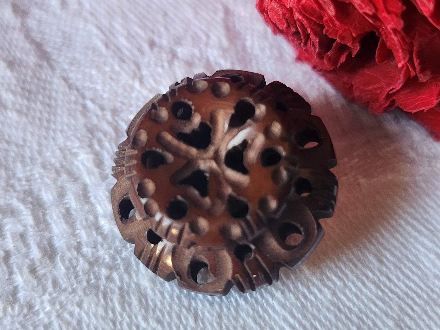 Bouton ancien collection marron sculpté joli ajouré motif 2,2 cm ref 5623