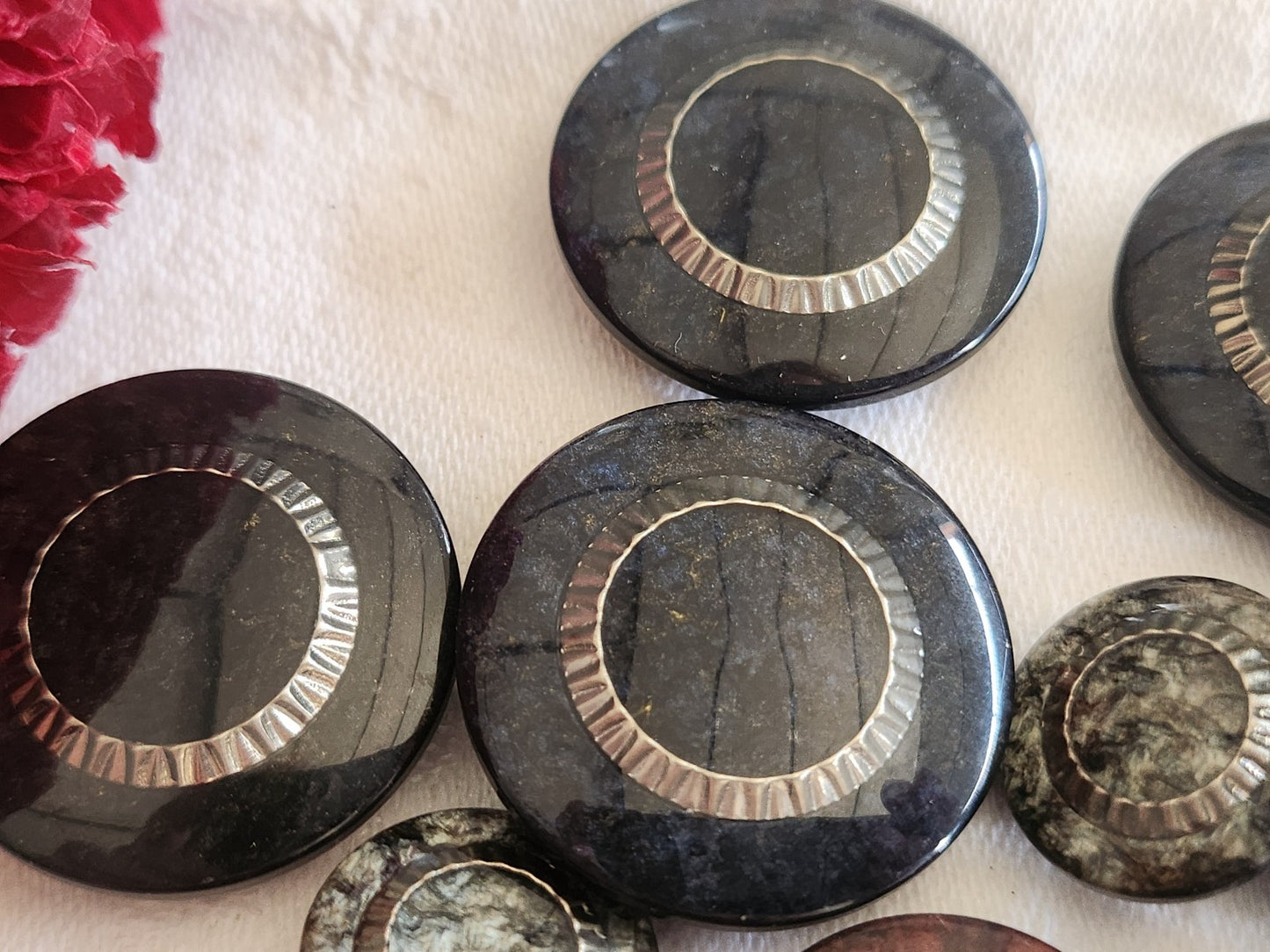 Lot 15 boutons vintage panaché pied inclusion 1,7 à 2,8 cm ref 865