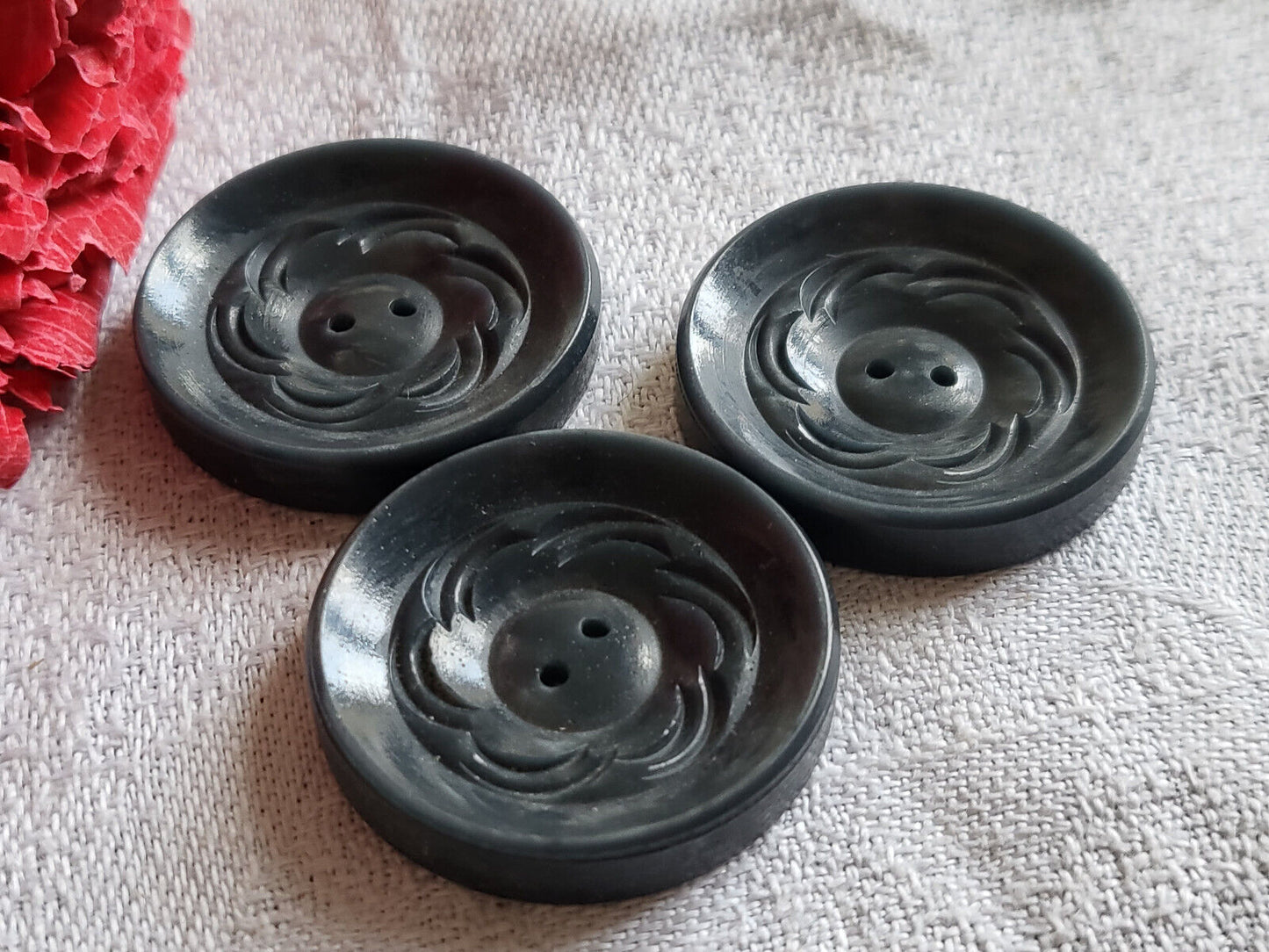 Trio gros boutons vintage gris ciselé motif diamètre 2,6 cm ref 2352