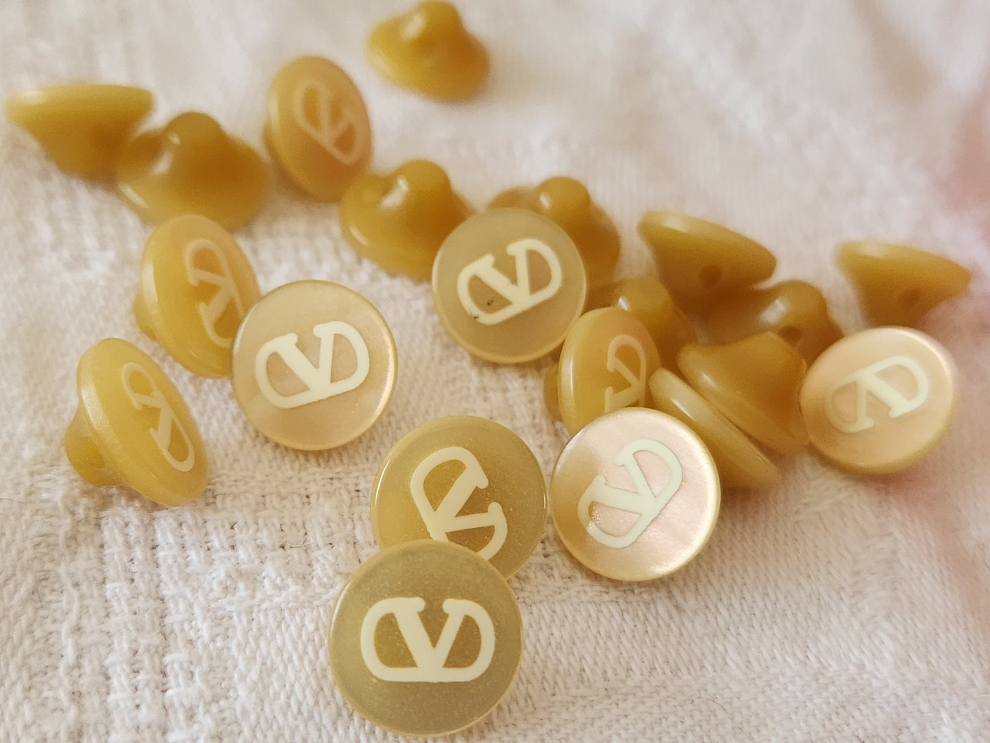 lot 18 petits bouton vintage beige/marron valentino? pied 1,1 cm ref 6434