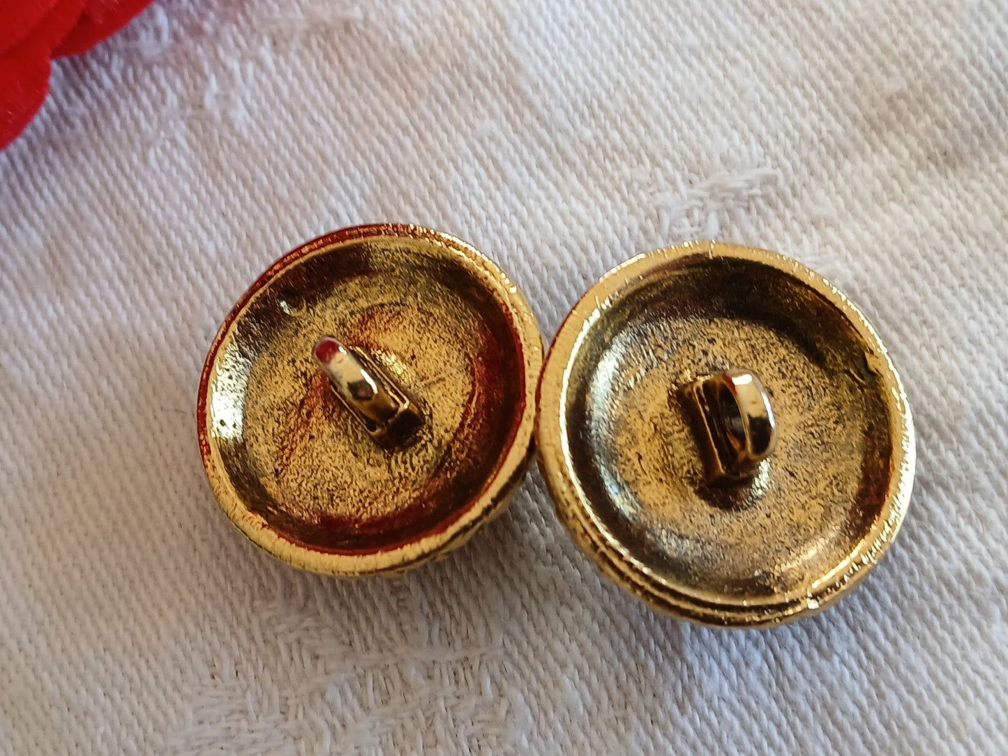 Duo boutons vintage en métal doré volume coeur strass violet 2,2 cm D16D