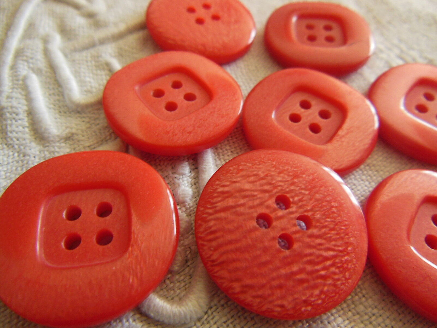 Lot 8 boutons vintage rouge rosé 4 trous diamètre: 2,1 cm ref 2736