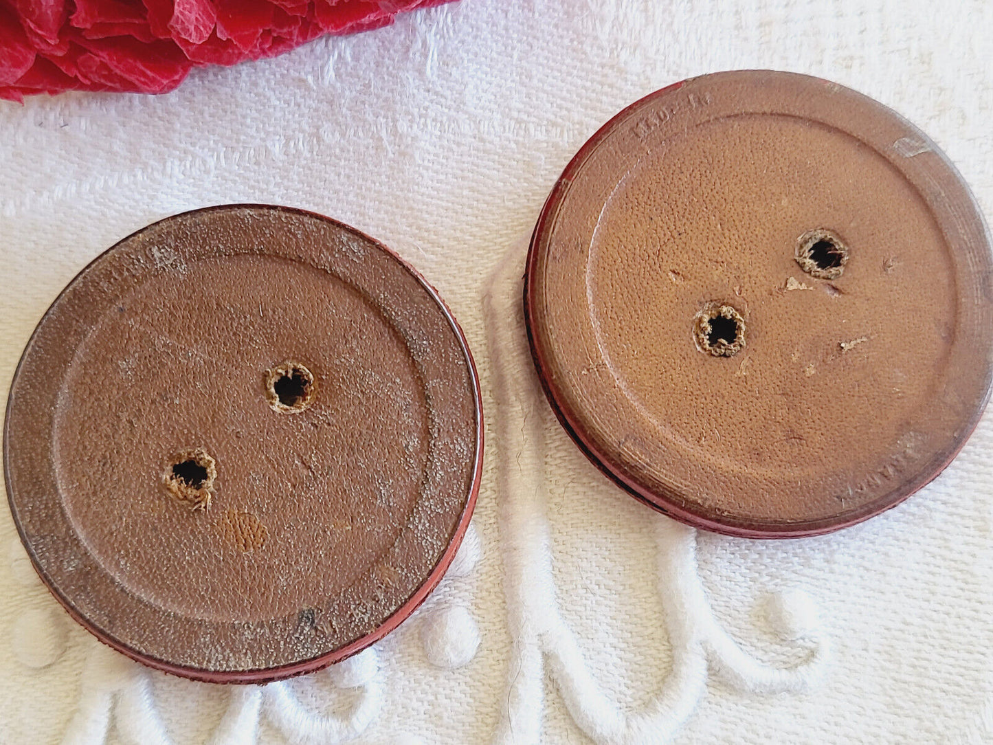 Duo gros boutons anciens en cuir rouge pourtour travaillé 3,7 cm ref 556