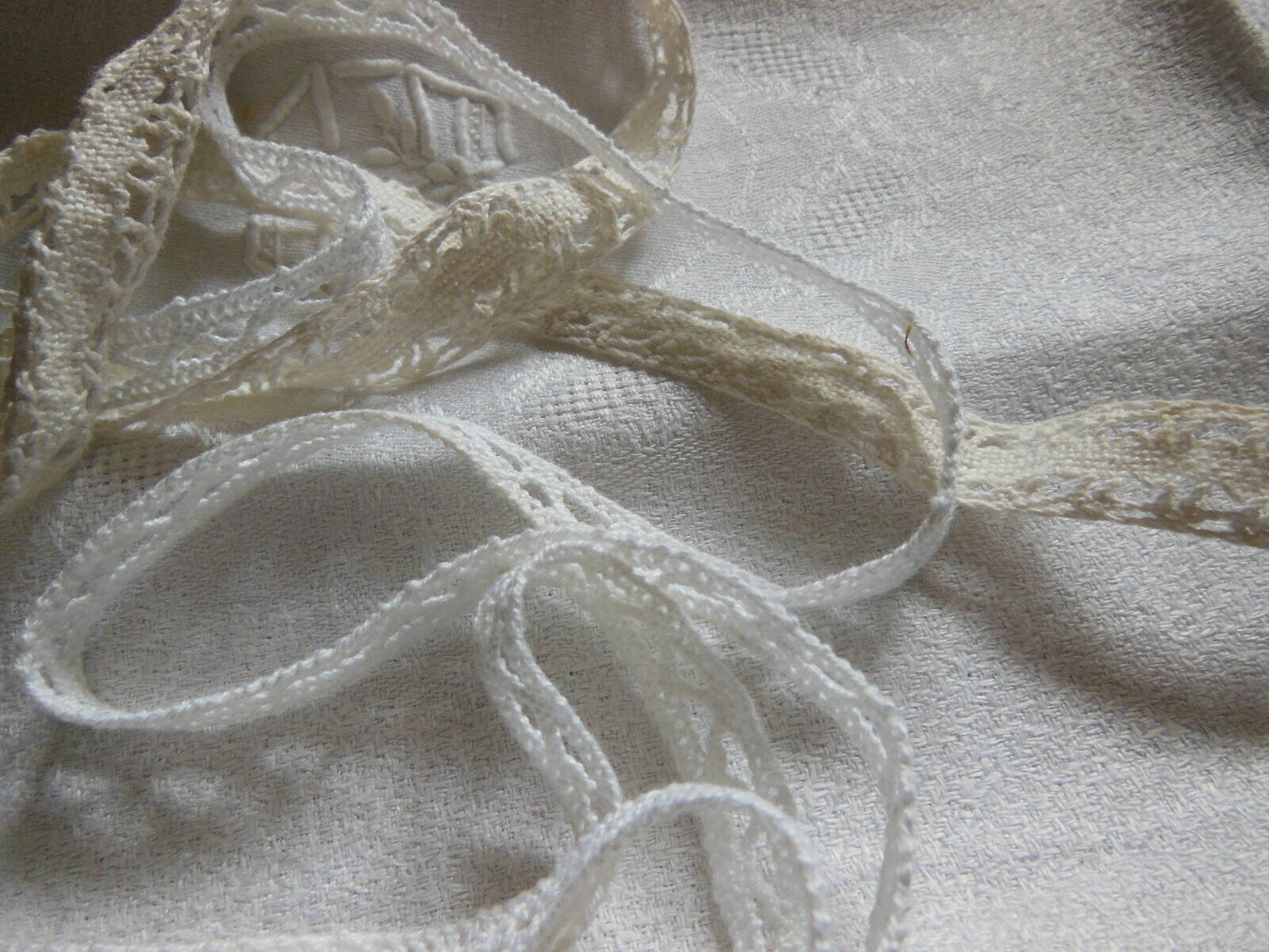 Duo petits coupons de dentelle ancienne 90 cm et 1 mètre 20 T15-37