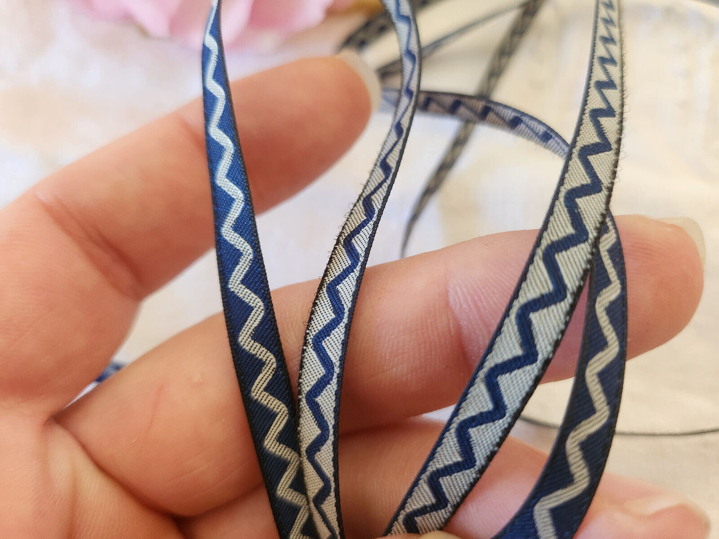 Galon fin motif gris bleu blanc zigzag 5 mètres sur 0,5 cm A2