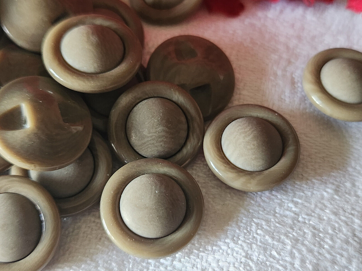 Lot 24 boutons vintage marron à pied travaillé 1,5 cm ref 4828