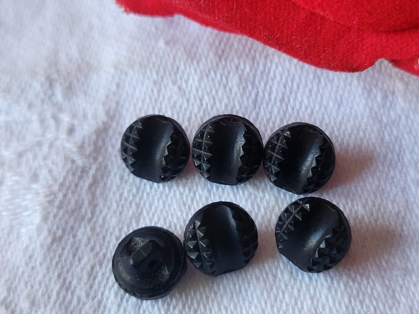 Lot 6 minuscules boutons anciens en verre noir 0,7 cm pied ref 2824