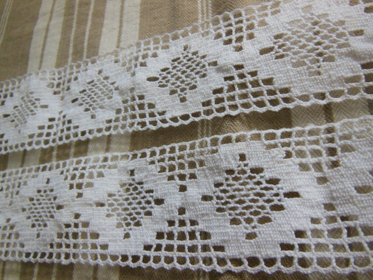 Dentelle large ancienne coton entre deux main 1 métre 15 sur 4 cm T14-75
