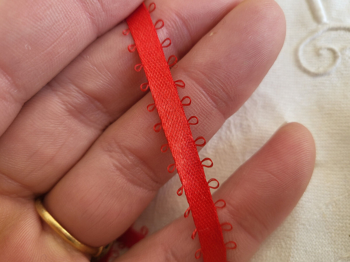 Original galon rouge style engrêlure entre deux satiné 3 mètres A2