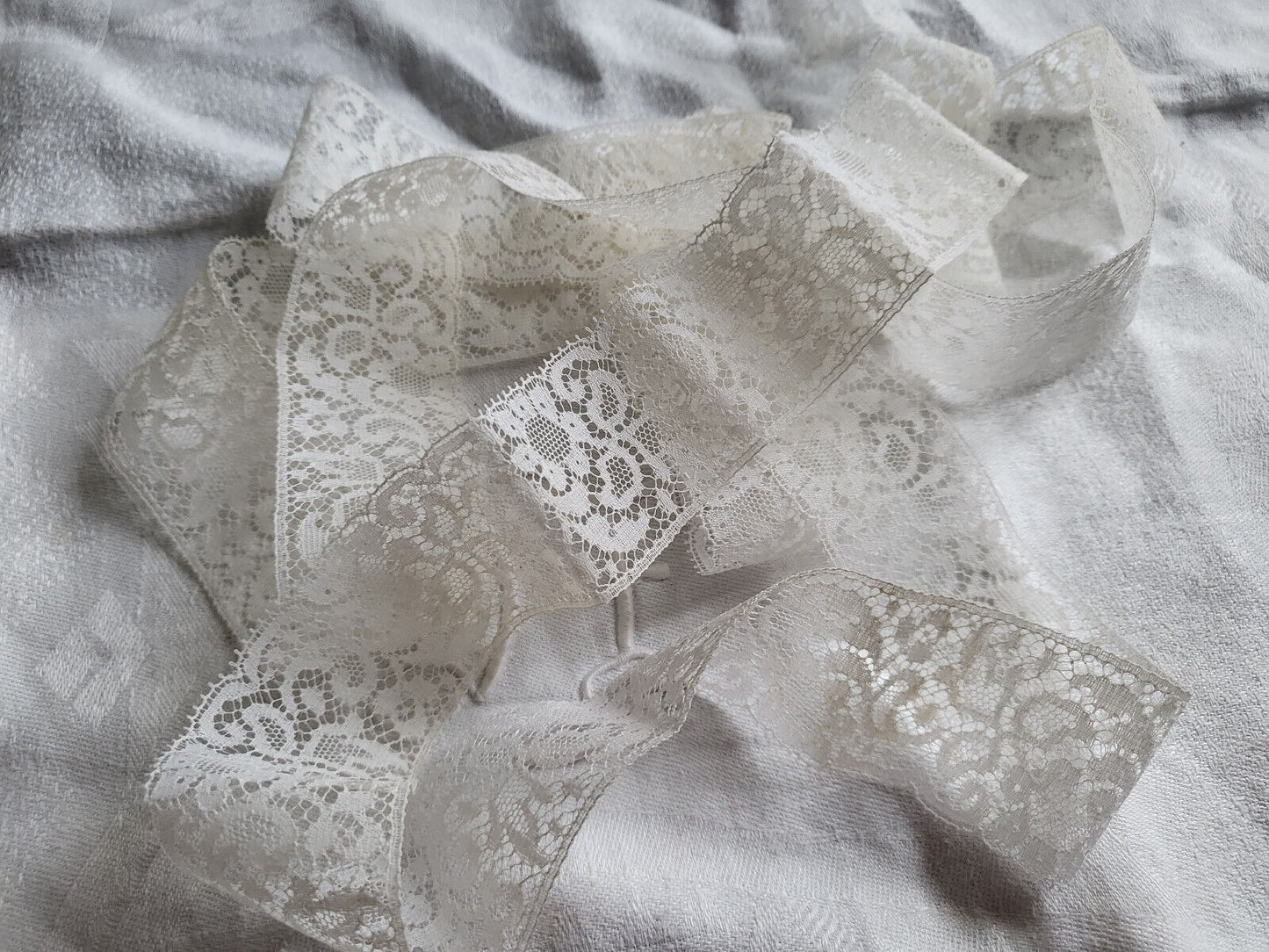Dentelle large ancienne en nylon décor floral 2 mètres 10 sur 4 cm T15-30
