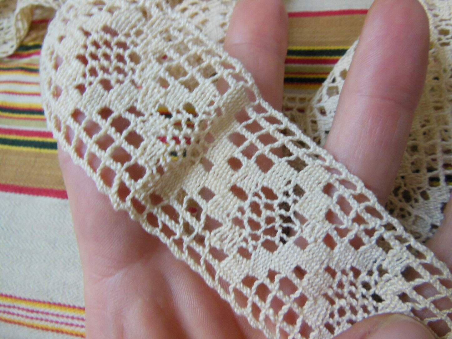 Dentelle large ancienne beige main 2 mètres 50 sur 4 cm T3-33
