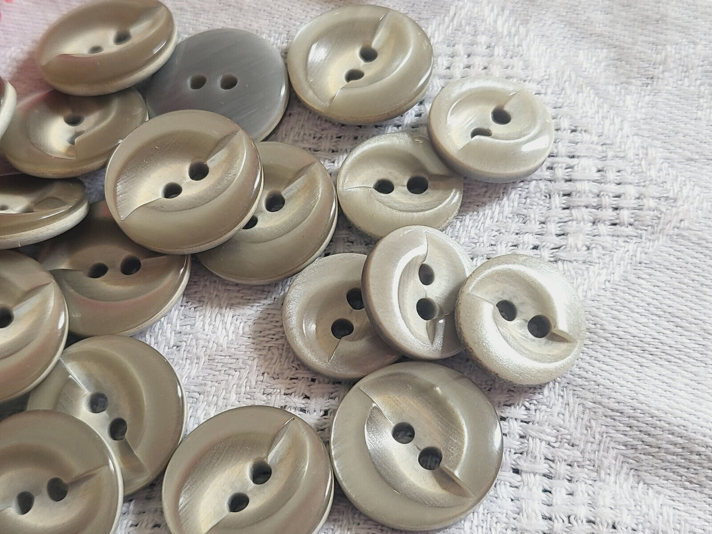 Lot 21 boutons vintage gris lumineux 1,2 et 1,5 cm (majoritaire) ref 4947