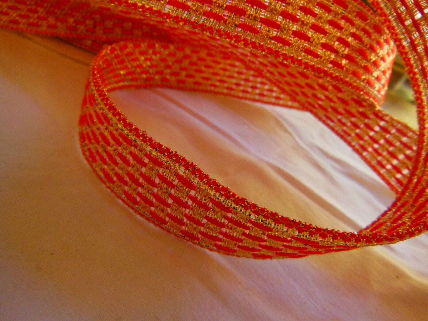 Ruban ancien rouge et or, fil métallique haut et bas 2 mètres sur 2,5 cm A2