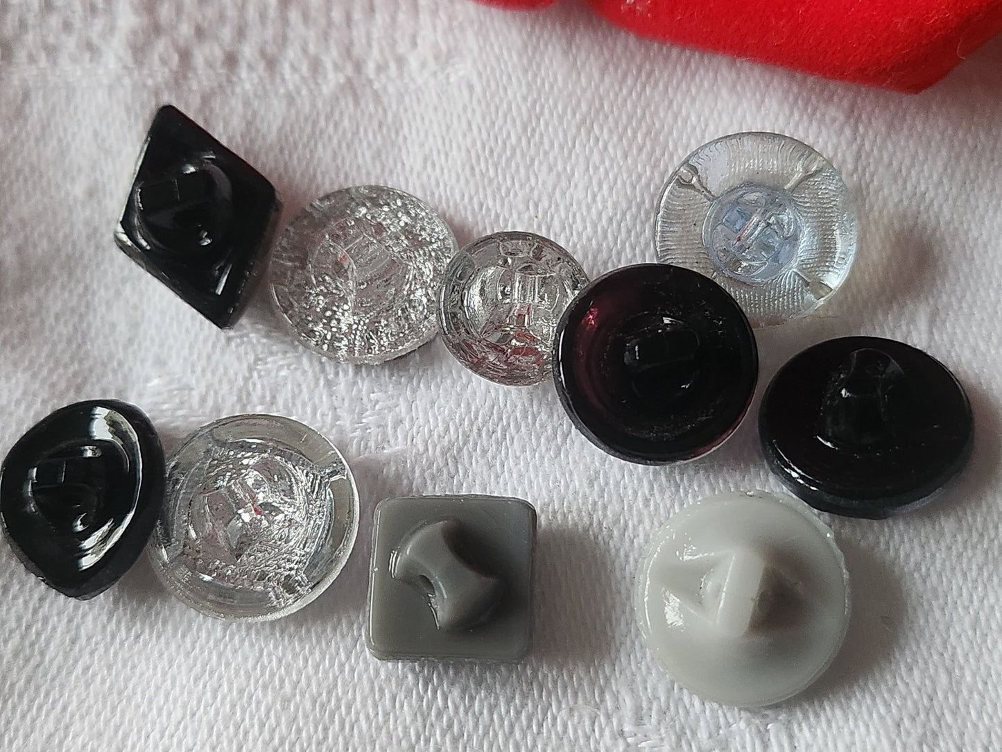 Lot 10 boutons anciens en verre argenté panaché 1,1 à 1,4 cm ref 2127