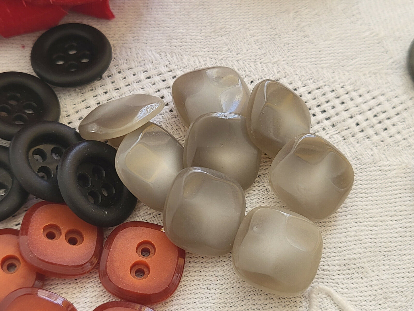 Lot 30 petits boutons vintage panaché gris noir marron 1,2 à 1,4 cm ref 5065