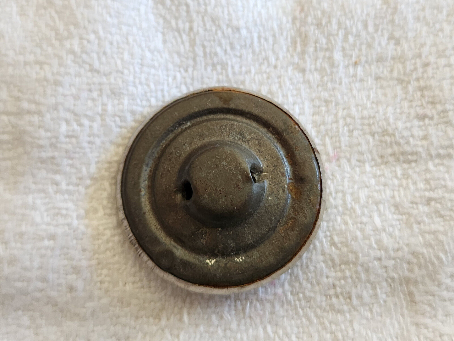 Bouton ancien en métal peint gris pied 2,2 cm D13R