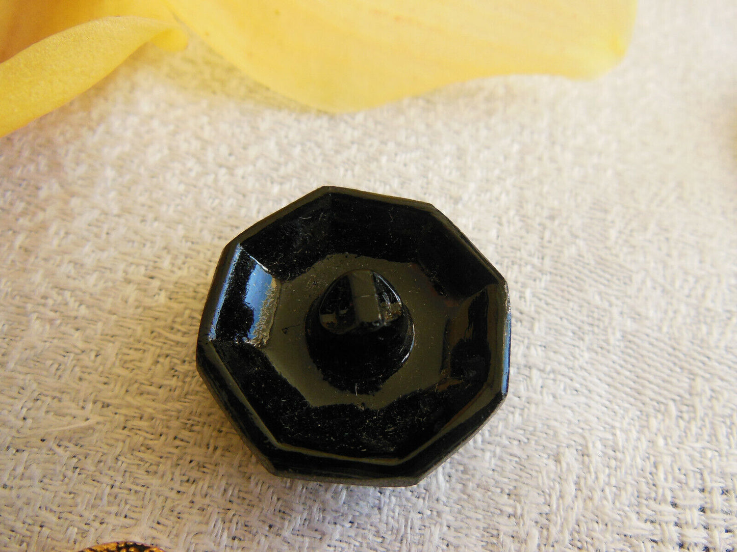 Gros bouton ancien en verre noir à facette lumineux effet jais 2,4 cm D14K