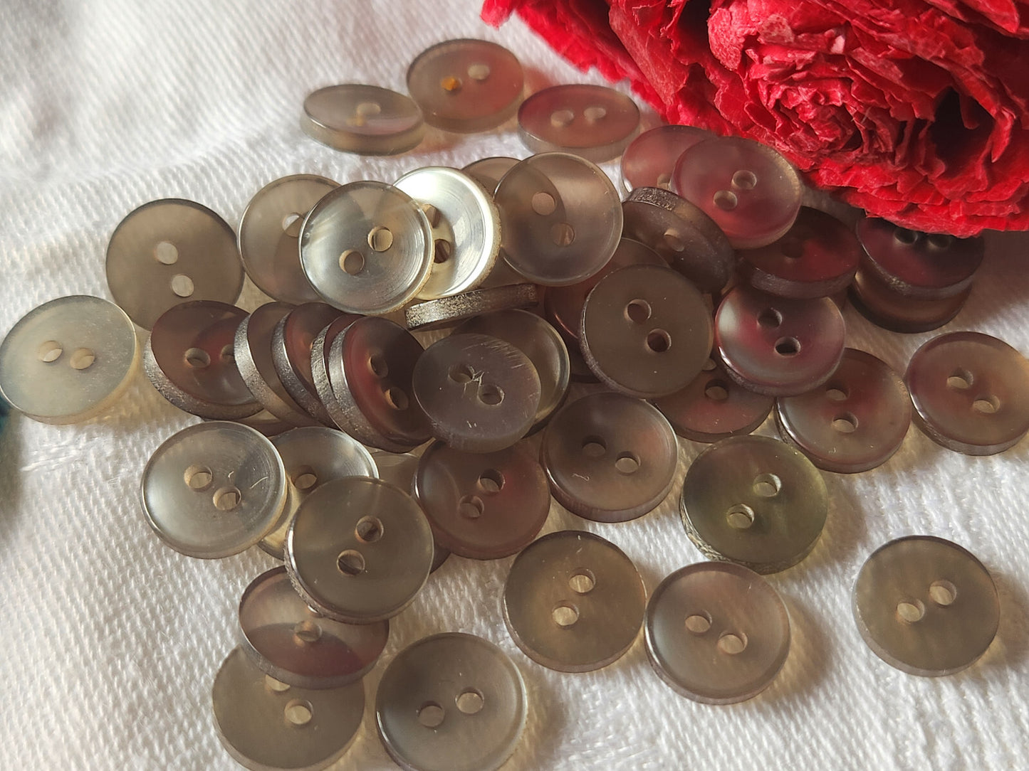 Lot 44 petits boutons vintage gris style iminacre 1 cm trous ref 4834