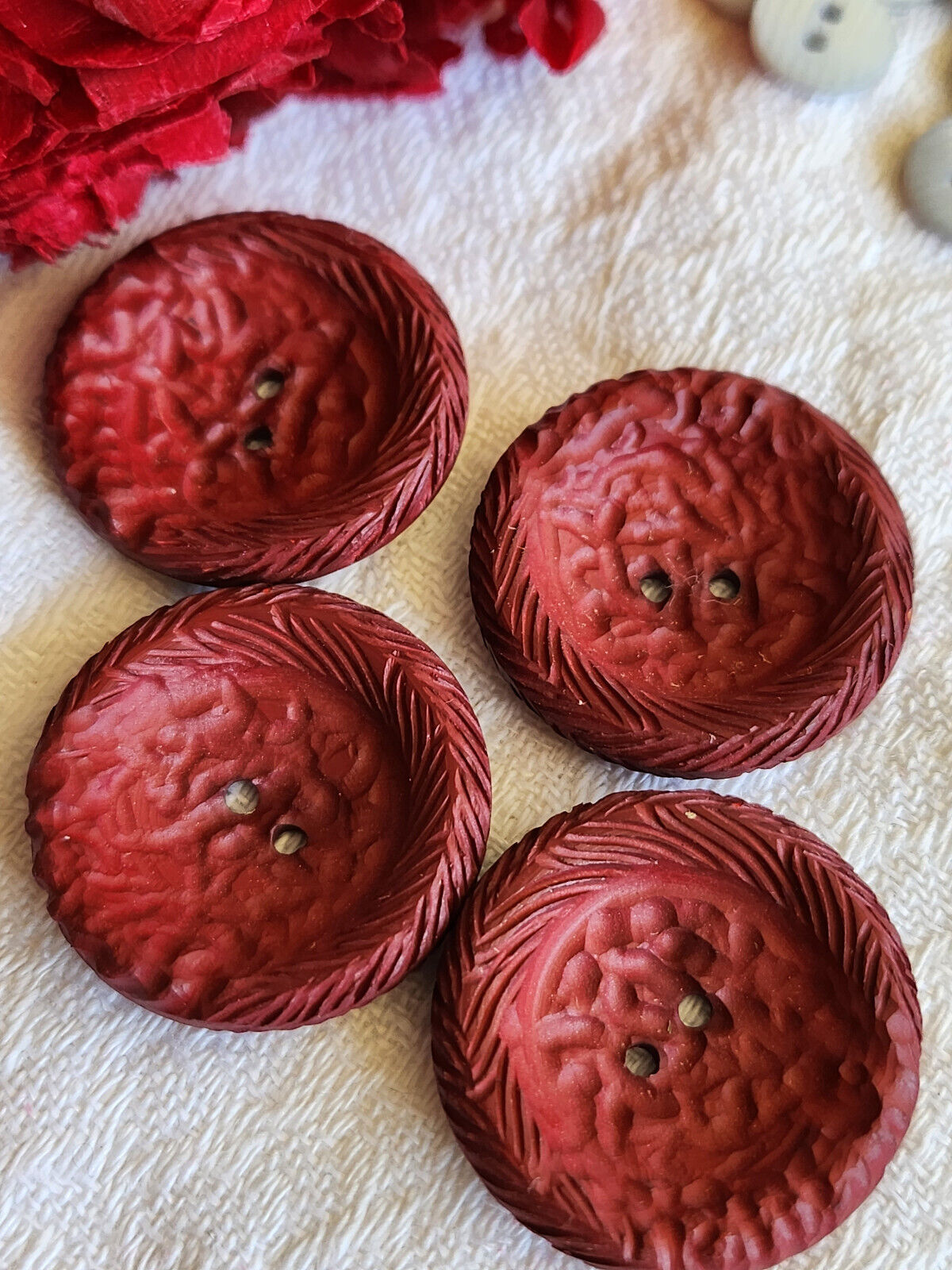 Lot 4 boutons vintage rouge mat à trou travaillé 2,5 cm ref 5656