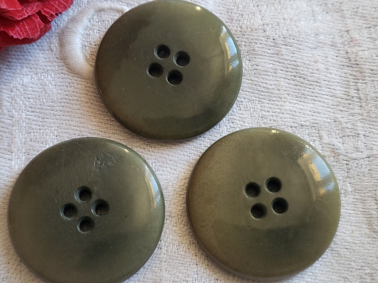 Trio gros boutons anciens en corozo travaillé vert diamètre 2,7 cm G9R