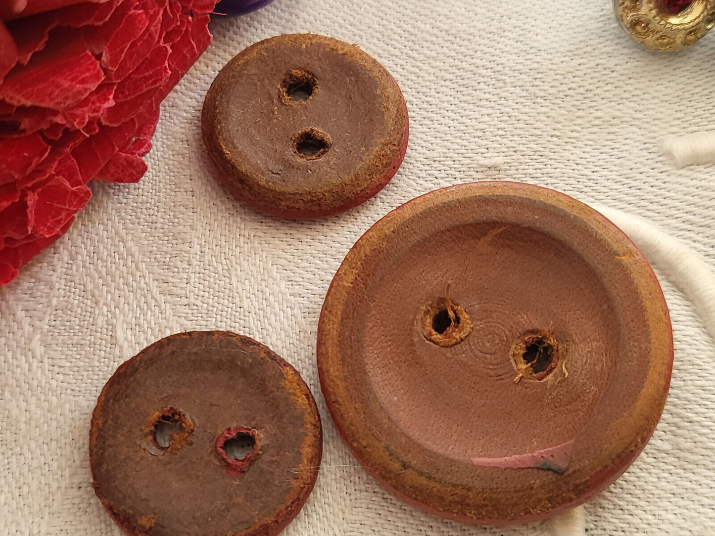 Trio boutons anciens en cuir rouge diamètre 1,9 et 3 cm G11K