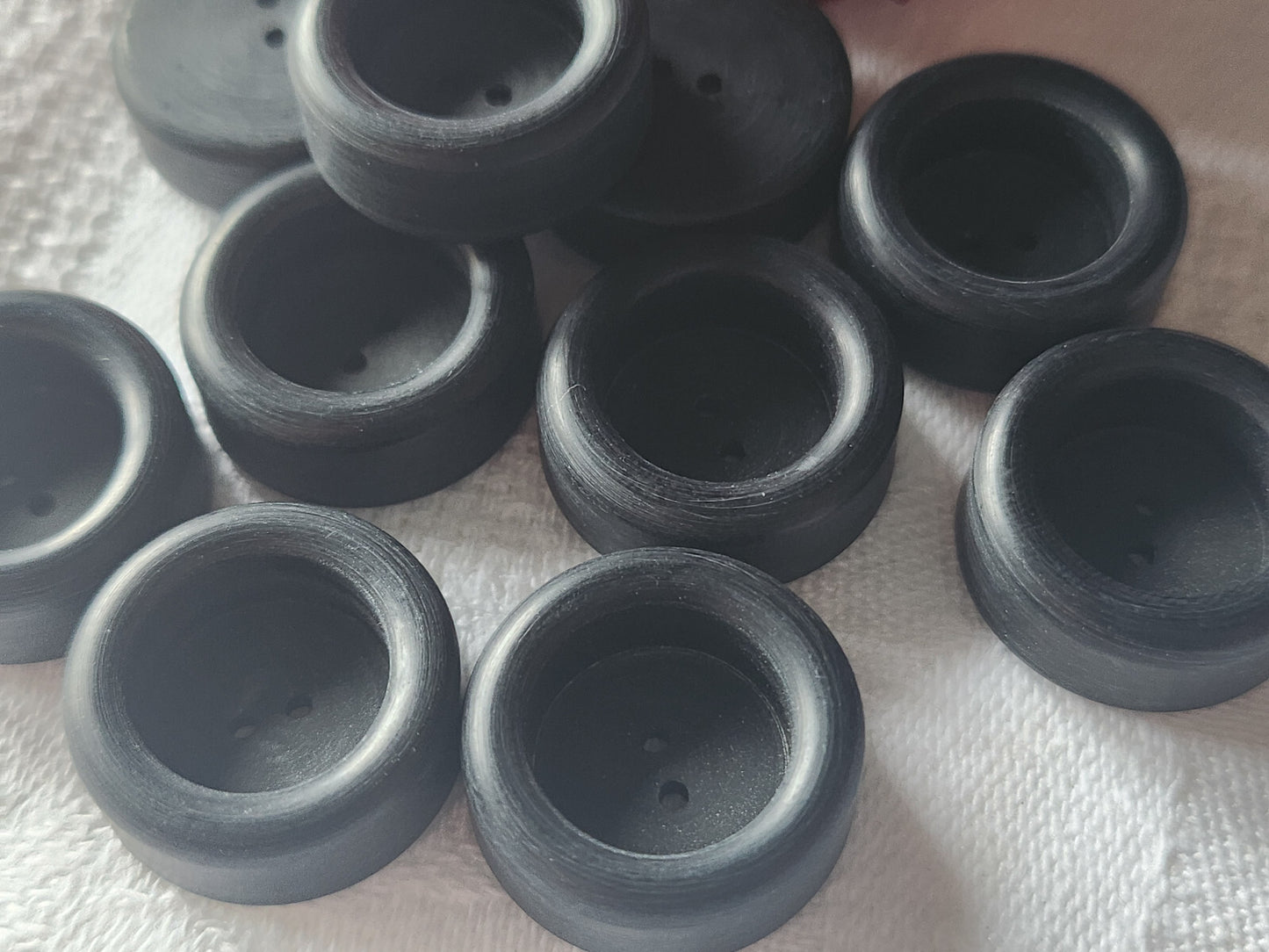 Lot 9 boutons vintage noir mat haut 2 cm trou ref 4591